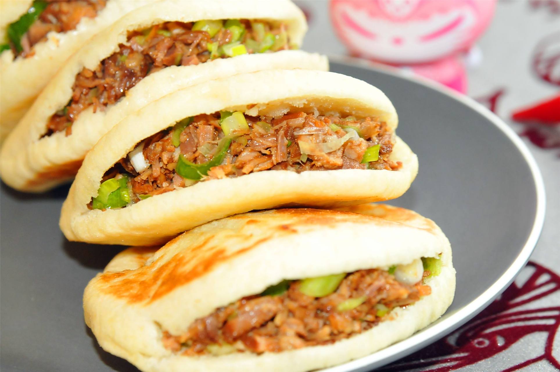 探秦商,品陕味# #城市情报员# 肉夹馍:肉夹馍如今已经是陕西非物质