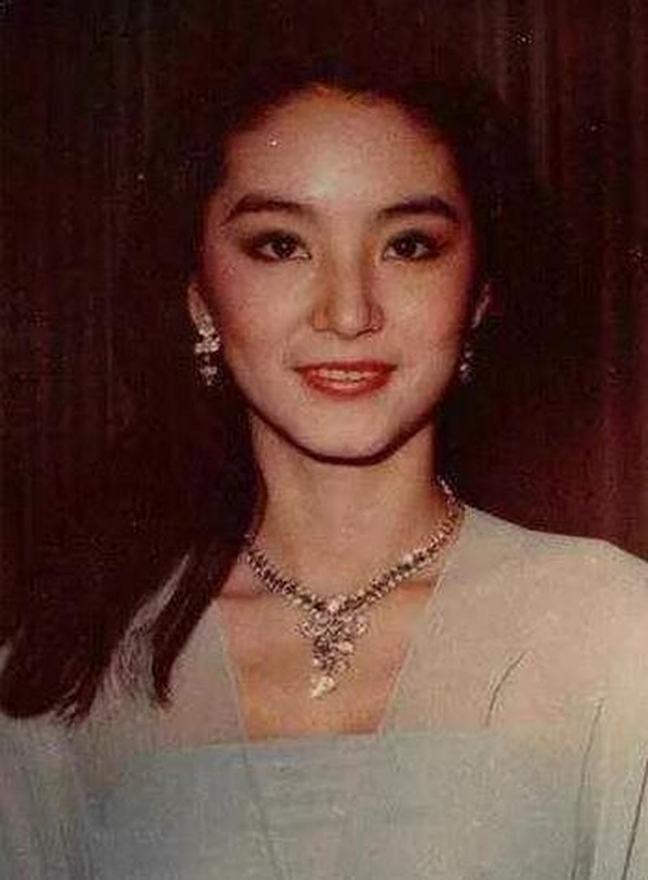 一天,54岁的林青霞去山东莱阳探亲,看到一位大约80岁左右的老人坐在