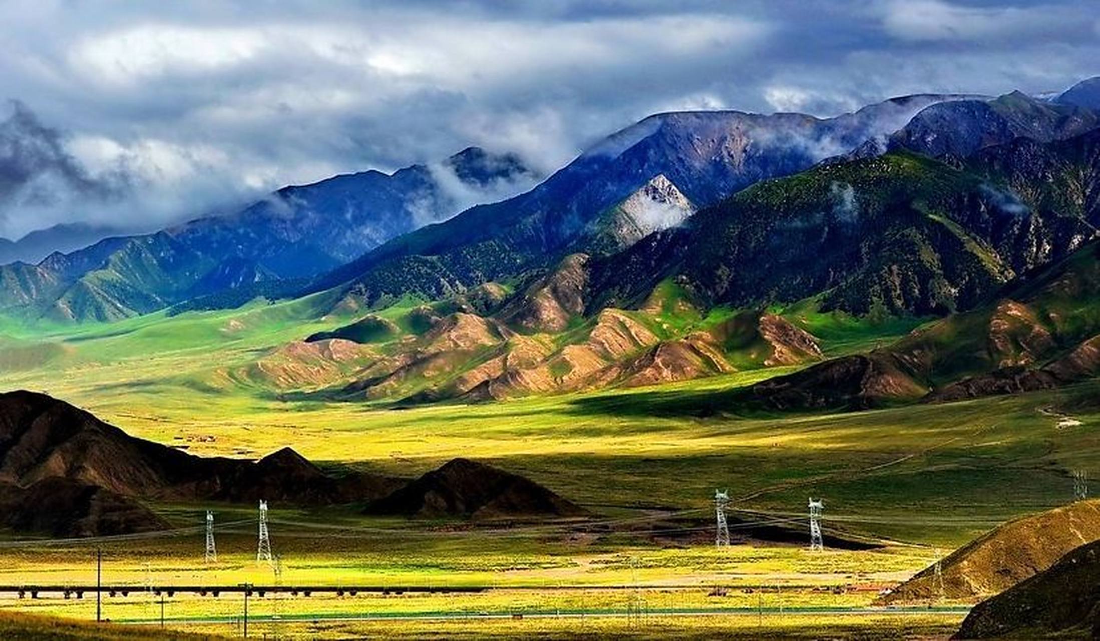 哈里哈图国家森林公园位于青海省乌兰县铜普乡境内,到处可见千姿百态