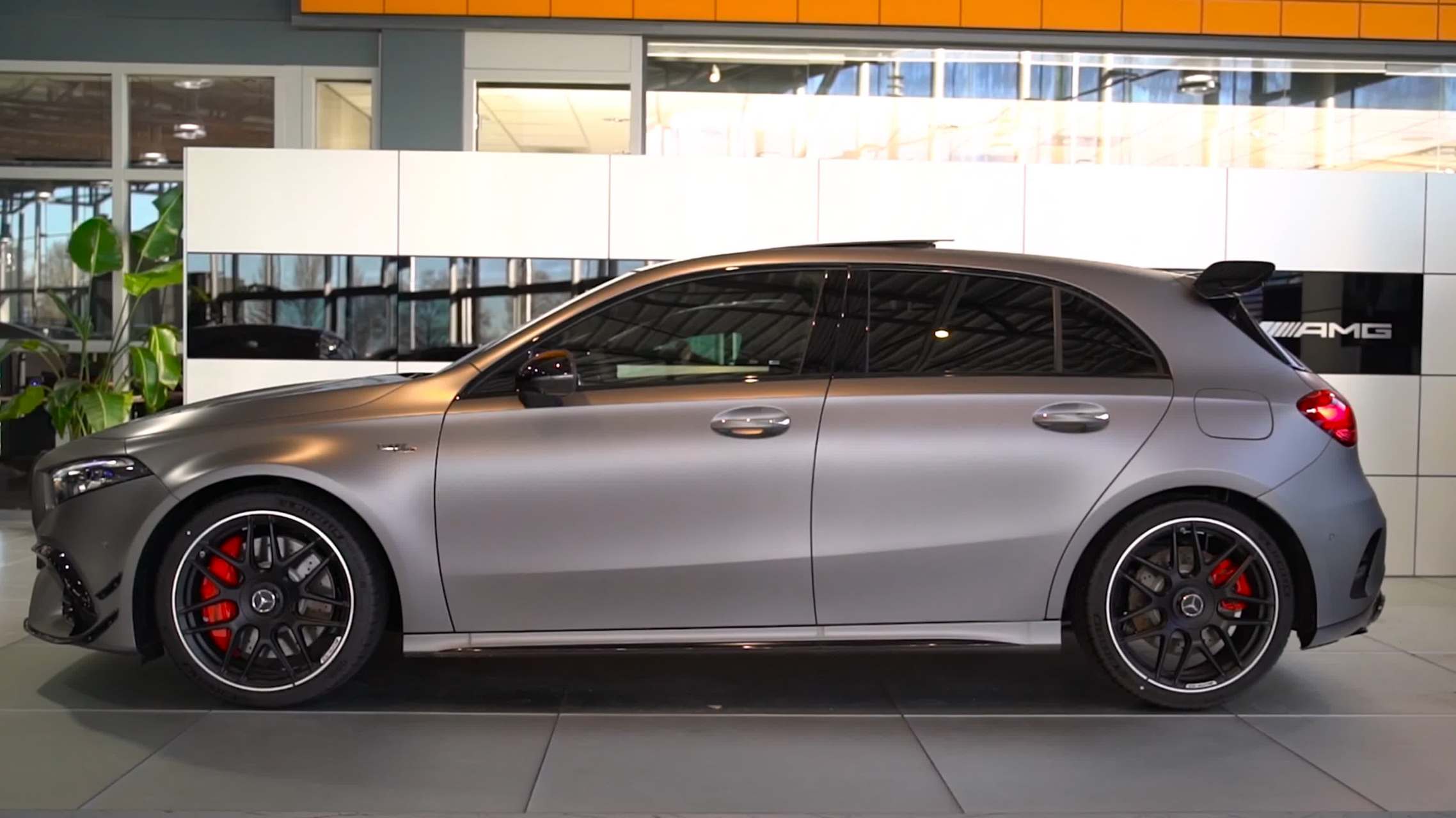 2023款奔驰amg a45s 双涡轮增压l4发动机 8速湿式双离合,4matic四驱