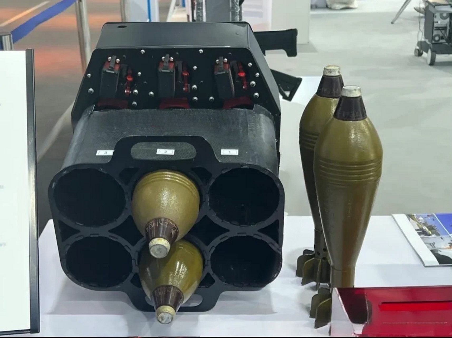 我国近期展示无人机精准投掷迫击炮无人投弹器 俄乌冲突已经持续了