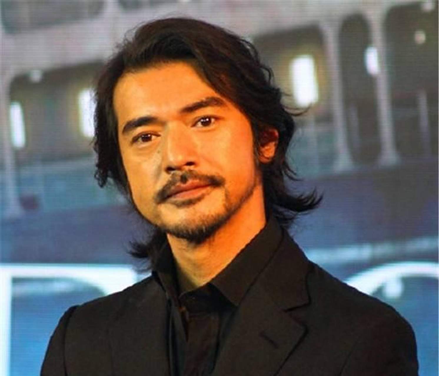 奔五的金城武换了发型锐气又清爽,他特意把络腮胡留长再与发型衔接在