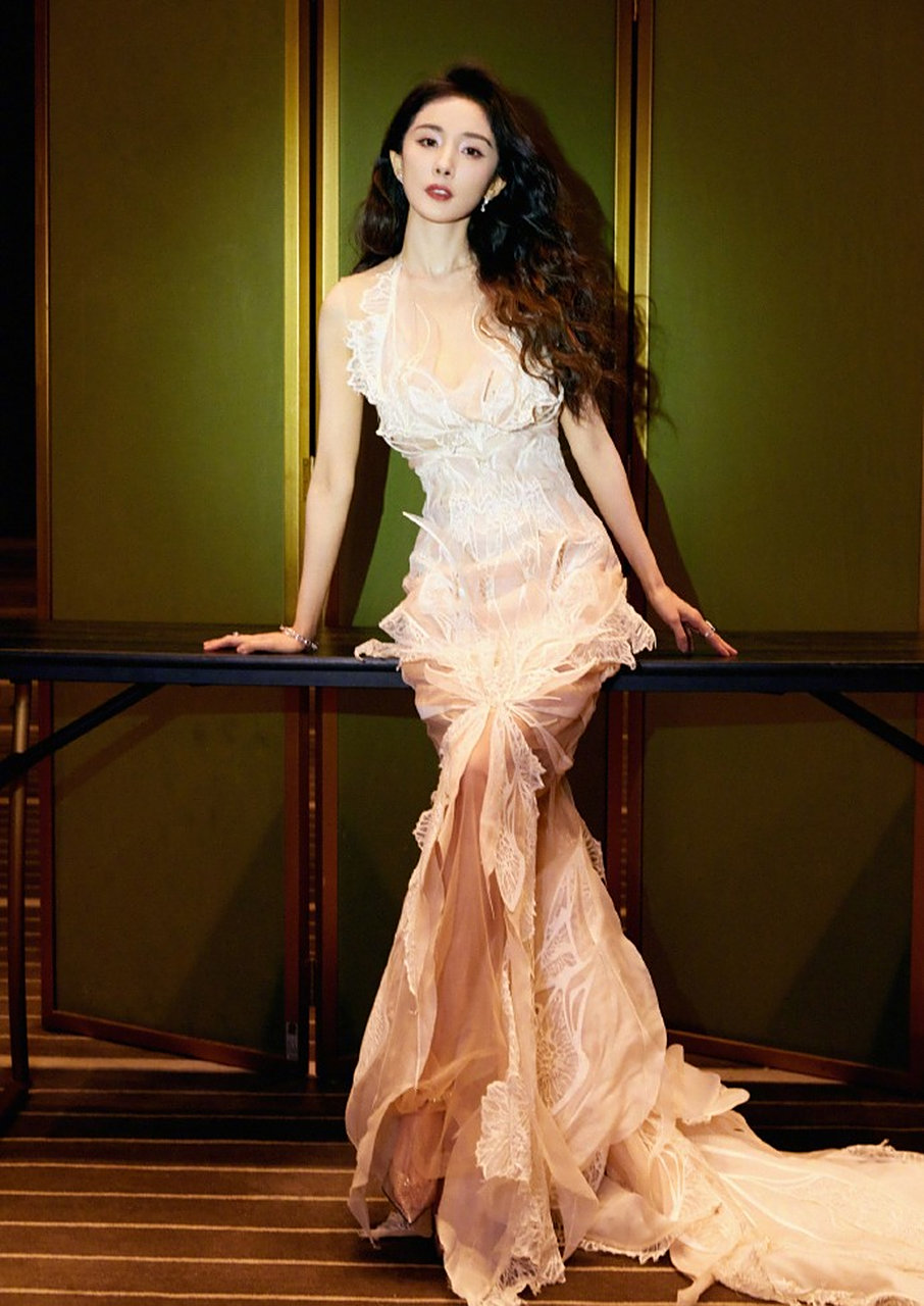 杨幂离婚后变得更丰满啦,穿着低胸的人鱼裙也挡不住她好身材.