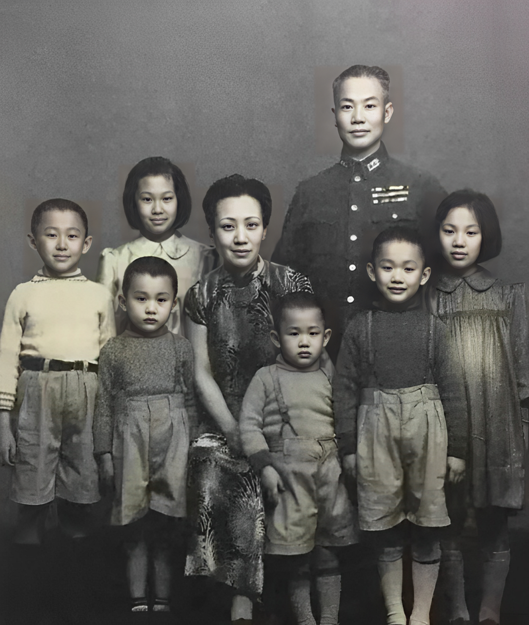 1945年,国军高级员工将领·陈诚与妻子谭祥和的子女的一张家庭照!