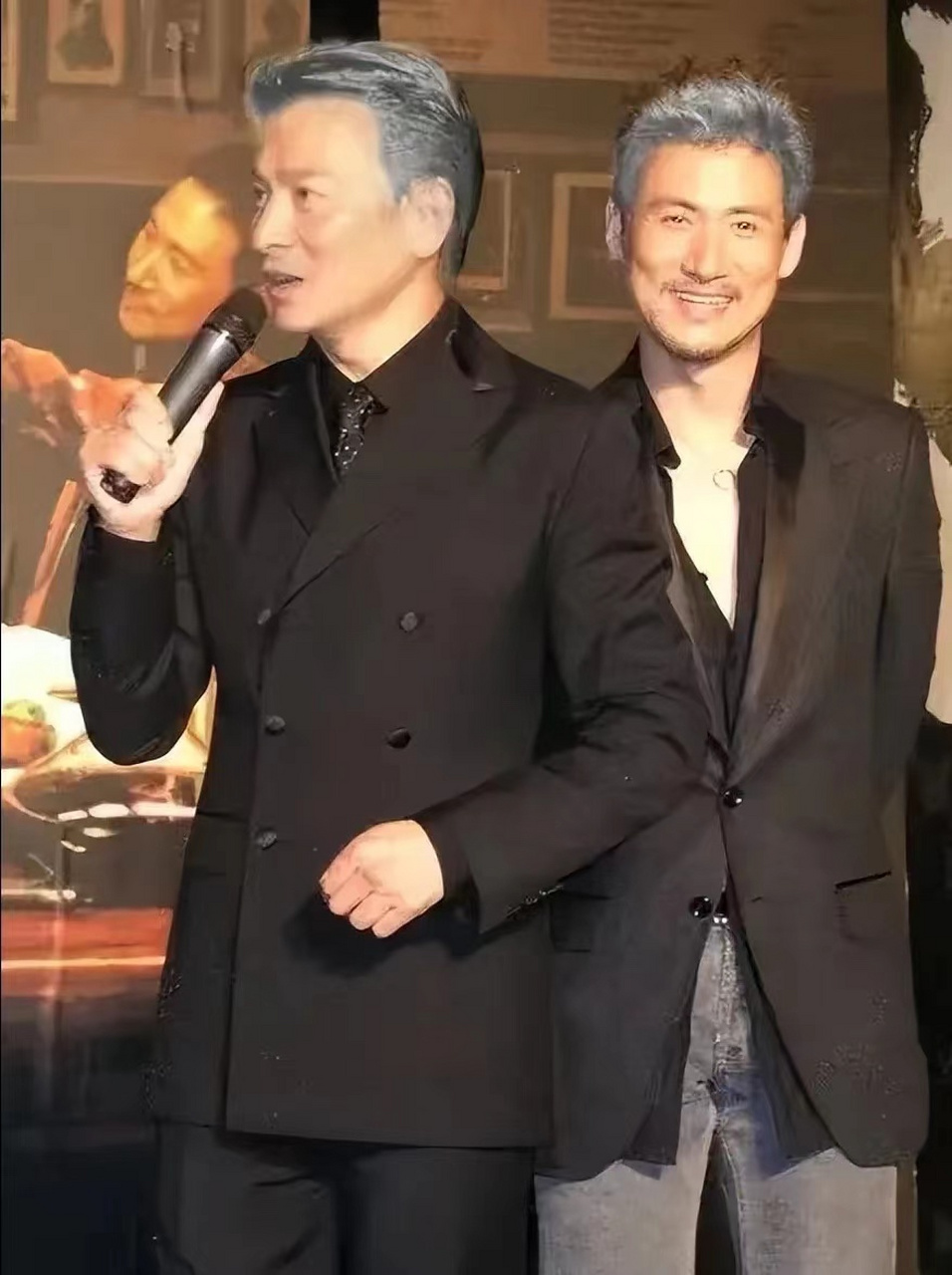 一代天王就这么老了  这是一张演唱会上的照片,张学友倒是经常一头