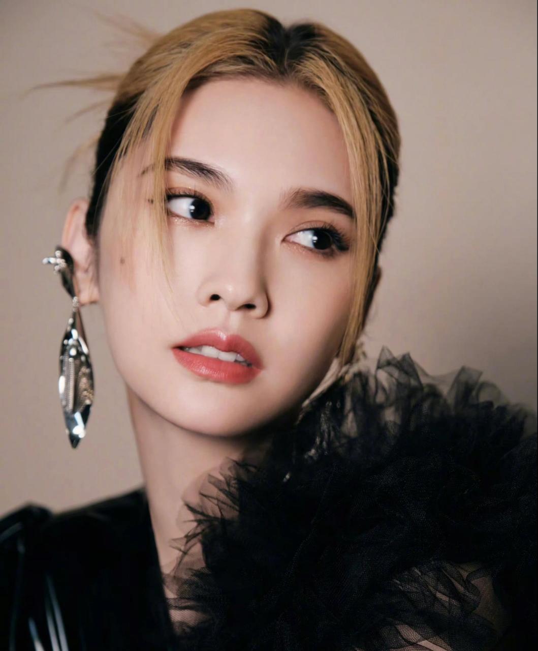 好酷的发型和耳夹 杨丞琳南昌演唱会新造型, 很时髦的一身,连发色都有