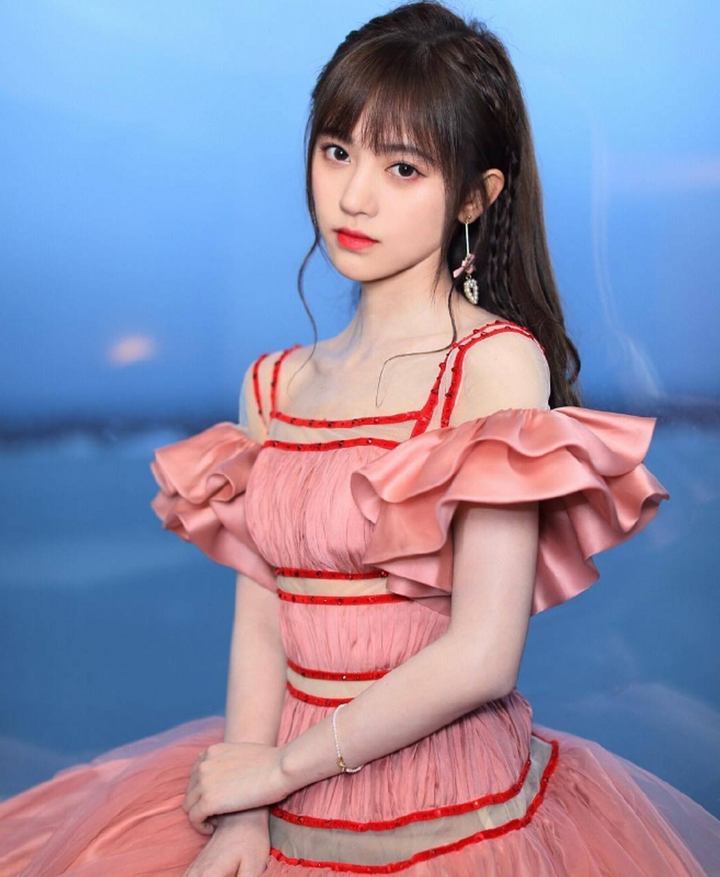 香肌玉肤,貌若天仙的"四千面美女"#鞠婧祎# 五官精致,清纯唯美,窈窕