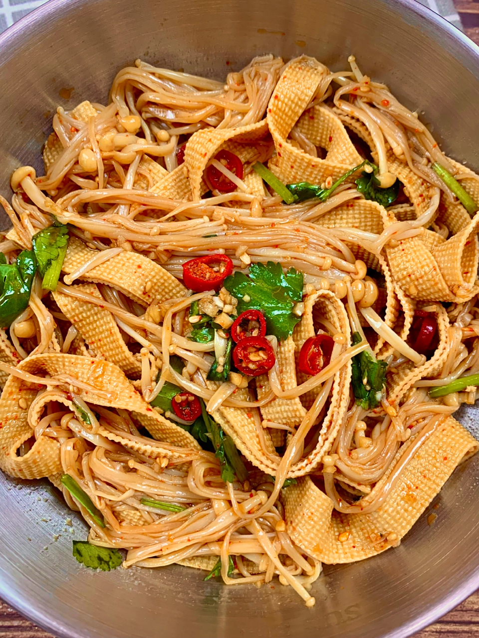 推荐减脂的姐妹试试这道凉拌金针菇豆皮! 今晚吃这个真的太太香啦!