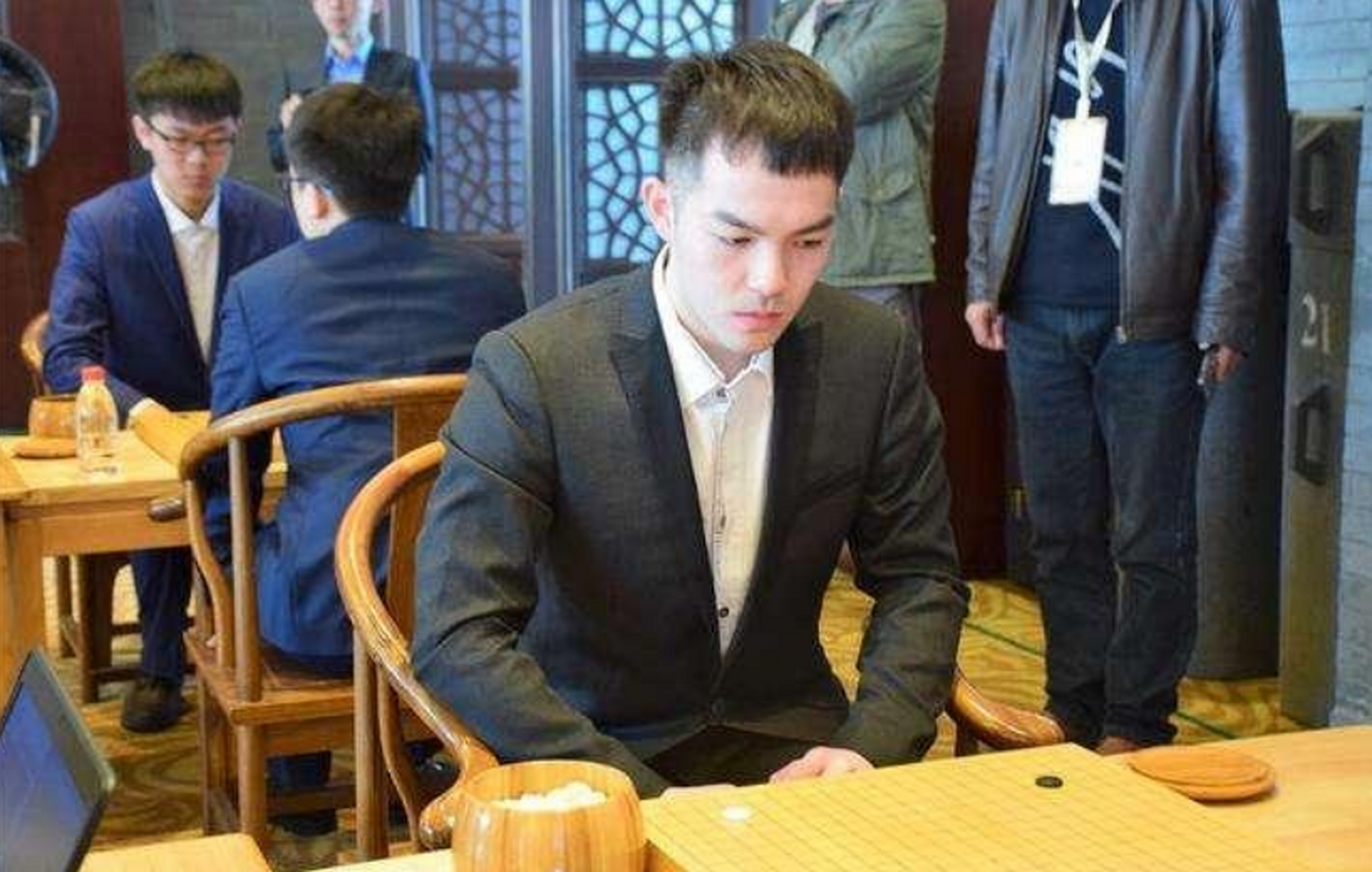 近来,杨鼎新九段与中国大将李轩豪九段的争议持续发酵,不过随着时间的