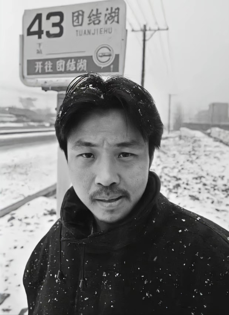 余华说:"一个最聪明的人,懂得跑在狗的后面.不要以为跑在第一就很了不