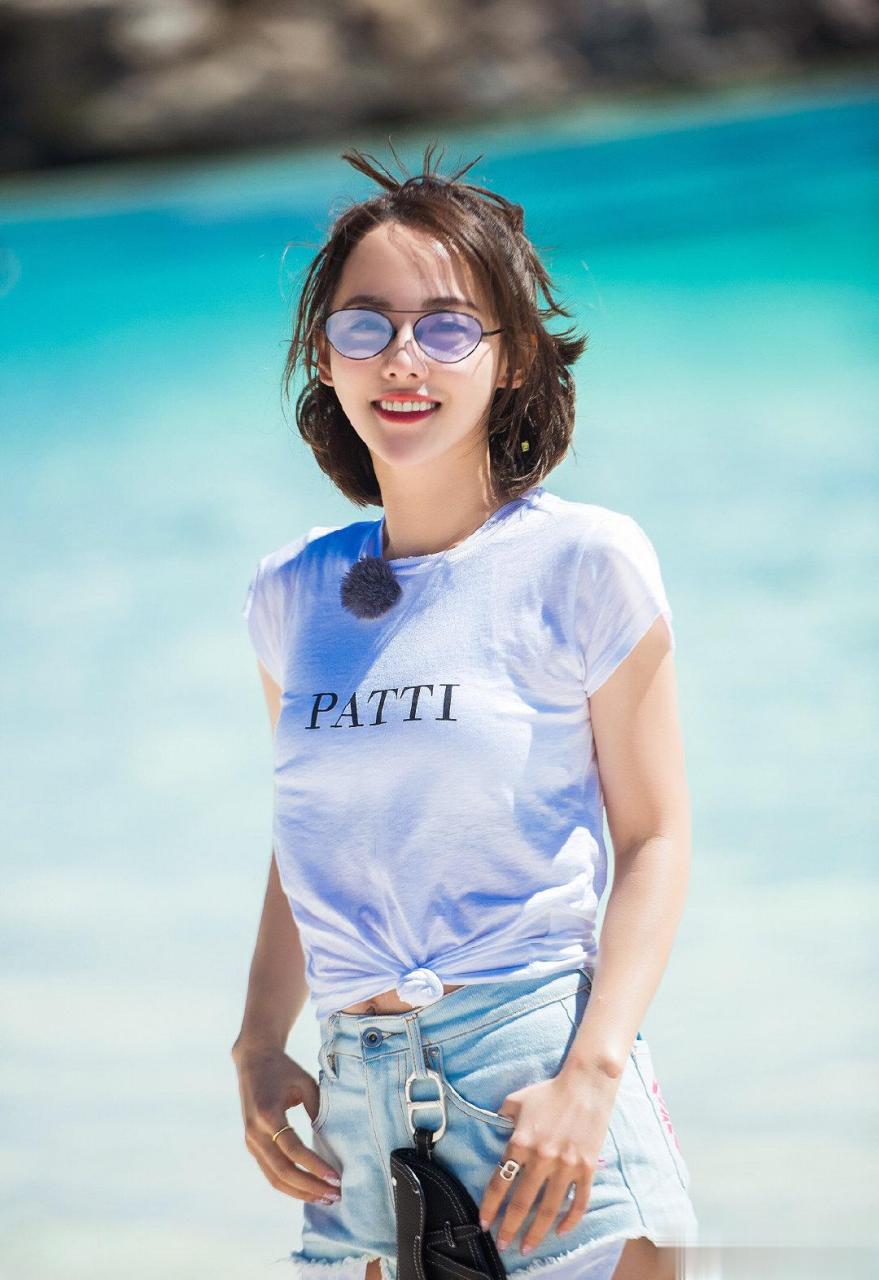 张嘉倪海边美腿