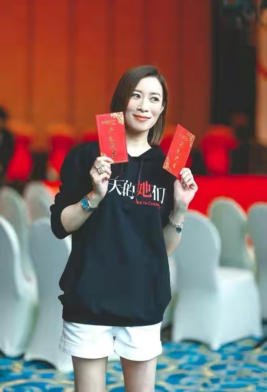 年过50的余诗曼太敢穿,卫衣搭配短裤,脚踩高筒烟筒靴,但这身搭配在她