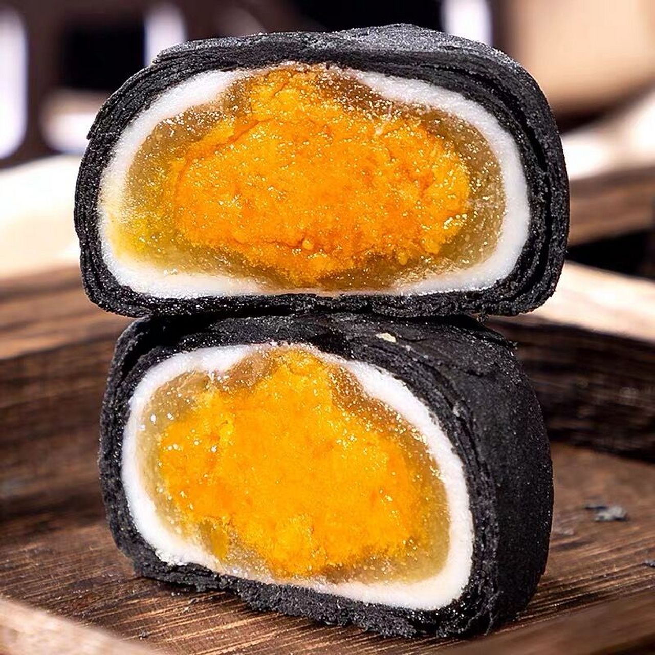 看着"丑",吃着"香"的小点心,遇见尝尝 黑金酥,第一眼看上去黑乎乎,尝