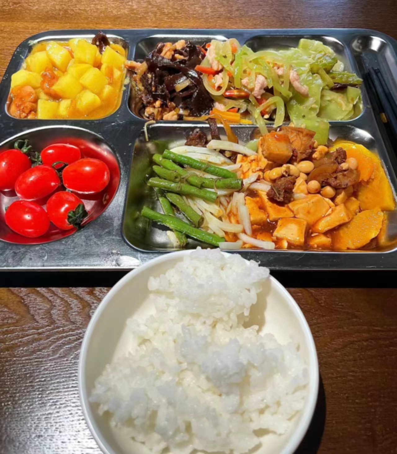 这样的食堂饭菜你们喜欢吗?