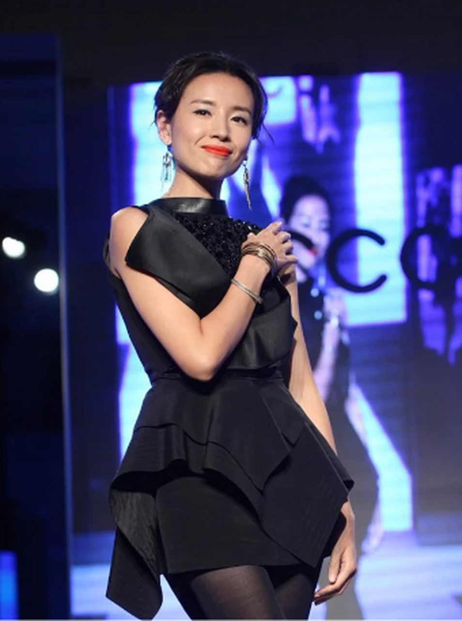 董洁不愧是丝袜女神,穿无袖小黑裙配黑色丝袜,气质身材高级洋气