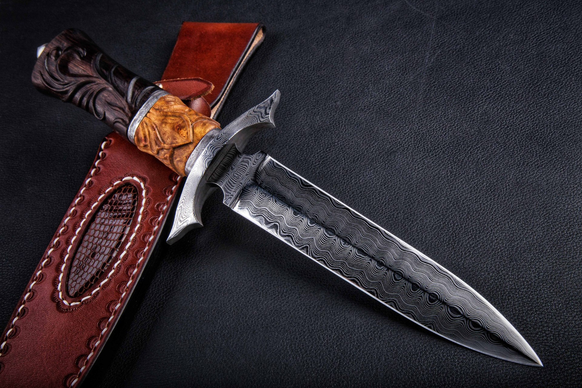 镔铁花纹钢刀,是一种传统的中国刀具,它的特点是刀身上有类似木纹的