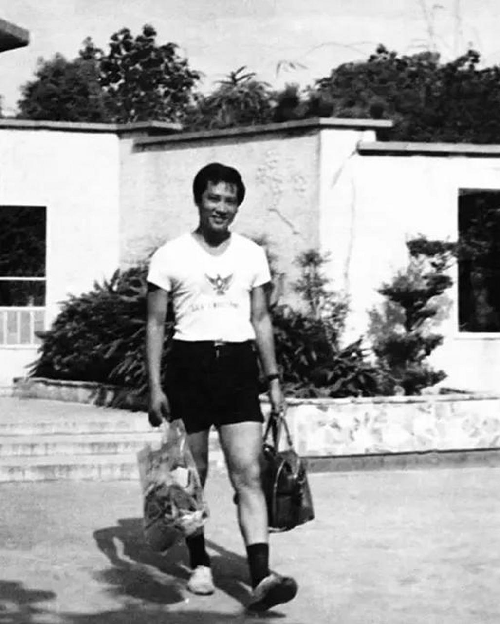 迟重瑞是70年代崛起的一位年轻演员,一张罕见照片中展现出他的书生气