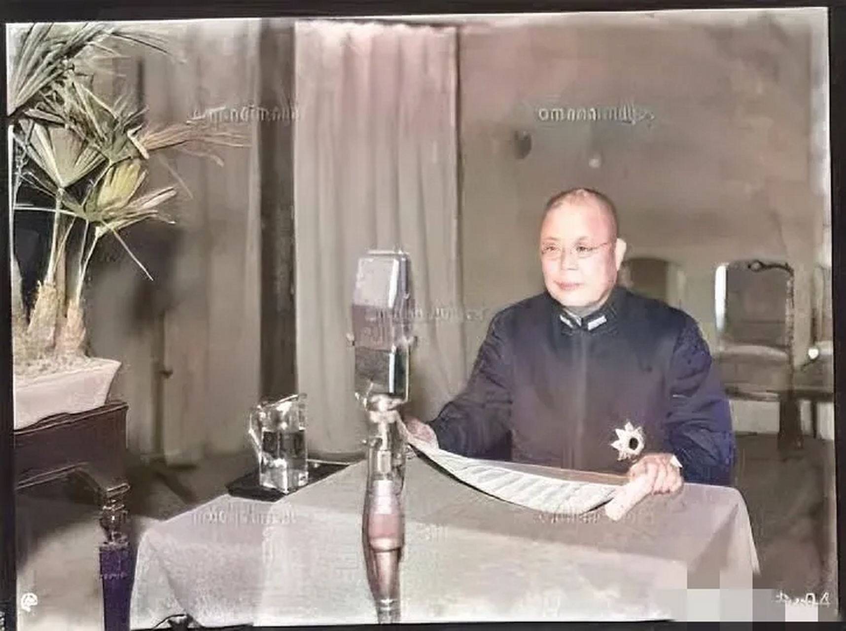 1941年,日本海军大将,大角岑生戴着眼镜,一本正经的坐在办公桌前,"摆