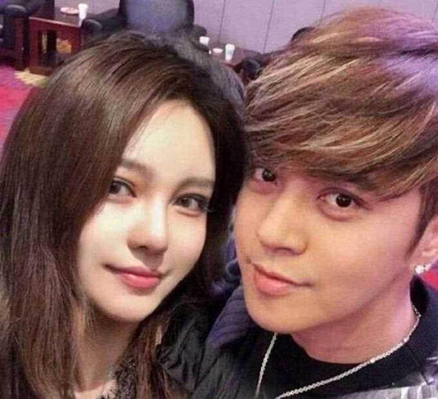 [哼] ,有媒体拍到罗志祥前女友周扬青和罗红之子罗昊在外共餐的画面.