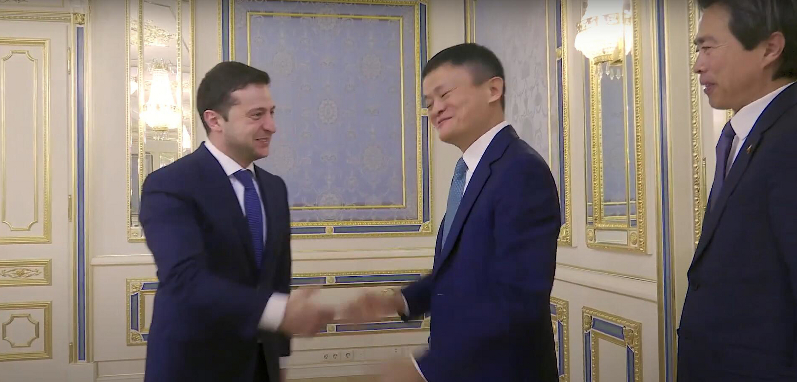 泽连斯基见到马云后,非常激动,弯腰低头,热情握手.