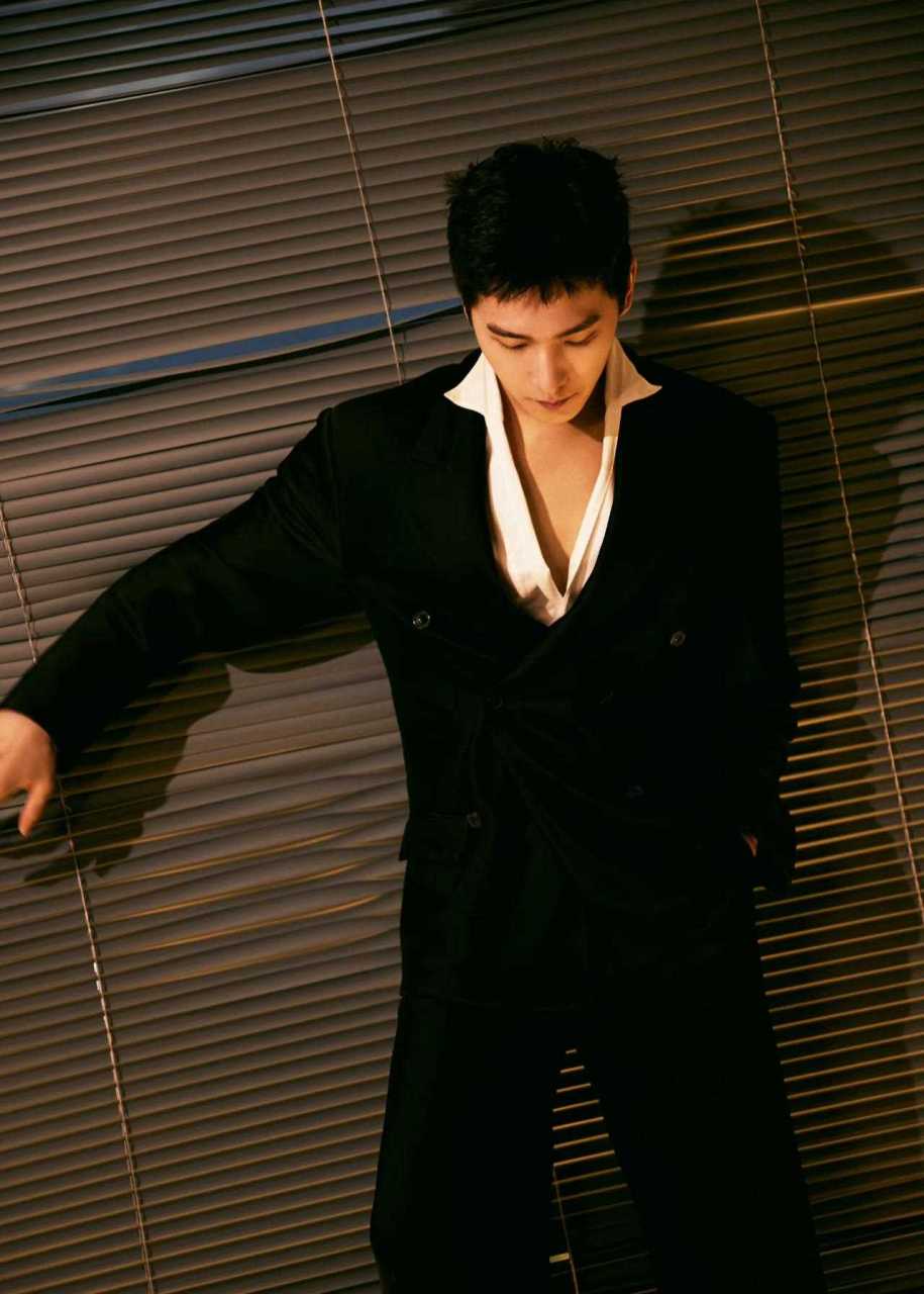 杨洋最新西装造型!展现成熟的男人魅力,贵气优雅风度翩翩.