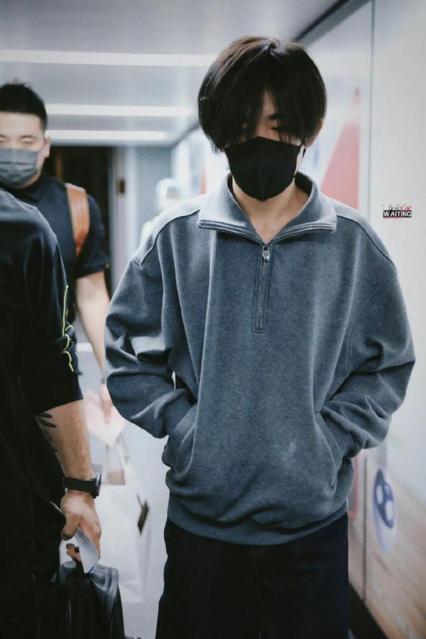 易烊千玺机场路透,穿灰色运动装顺毛造型休闲低调!