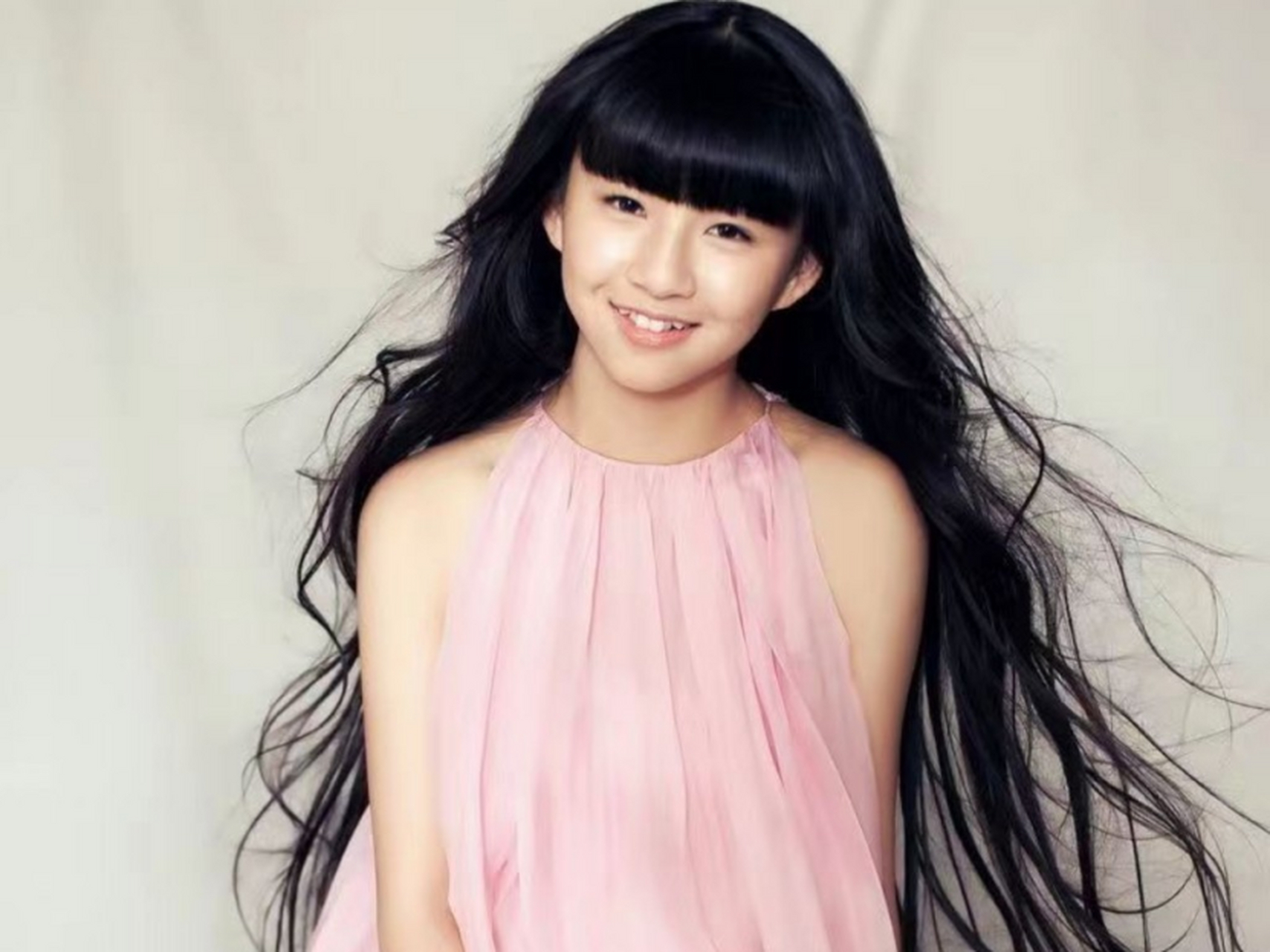 2014年春晚舞台,连转4小时,演绎"时间"的小女孩,这个小女孩名叫小彩旗