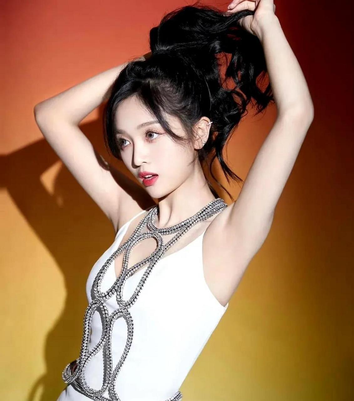 吴宣仪|一袭白色吊带连衣裙,可爱迷人,肤白貌美,魅力四射,太仙了!