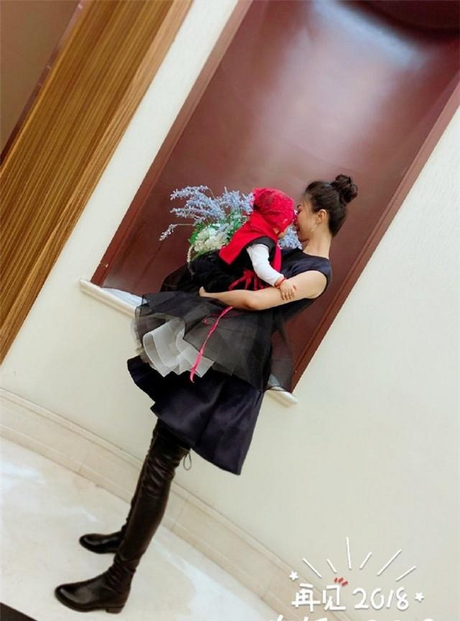 11月29日凌晨,孙红雷的老婆王骏迪晒出一个小女孩的背影,小女孩穿着