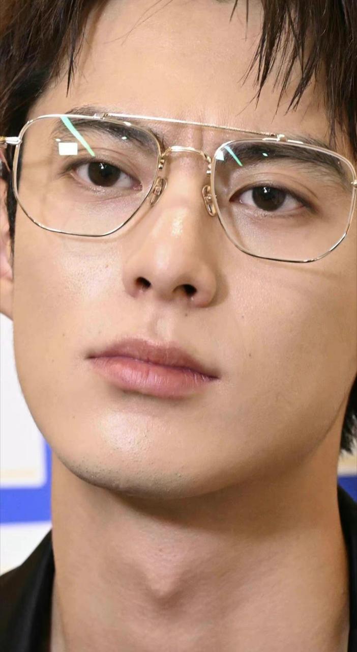 王鹤棣素颜怼脸拍,这皮肤状态连女生都羡慕嫉妒.