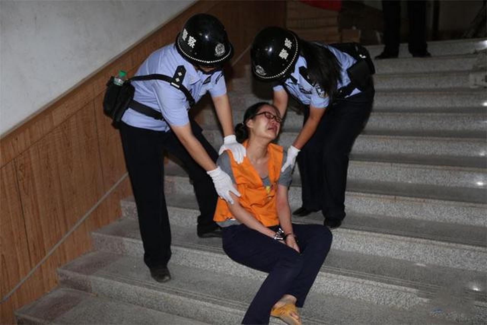 这个27岁的年轻女孩,没有抵住金钱的诱惑,走上了贩毒之路,第一次就