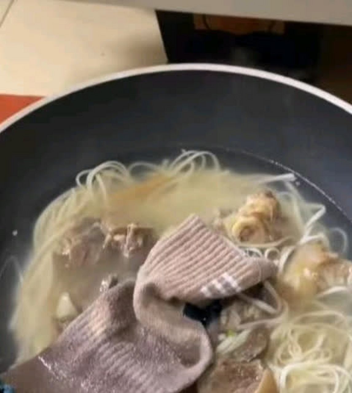 吃面条之前,索克喝了一口汤……#搞笑趣图