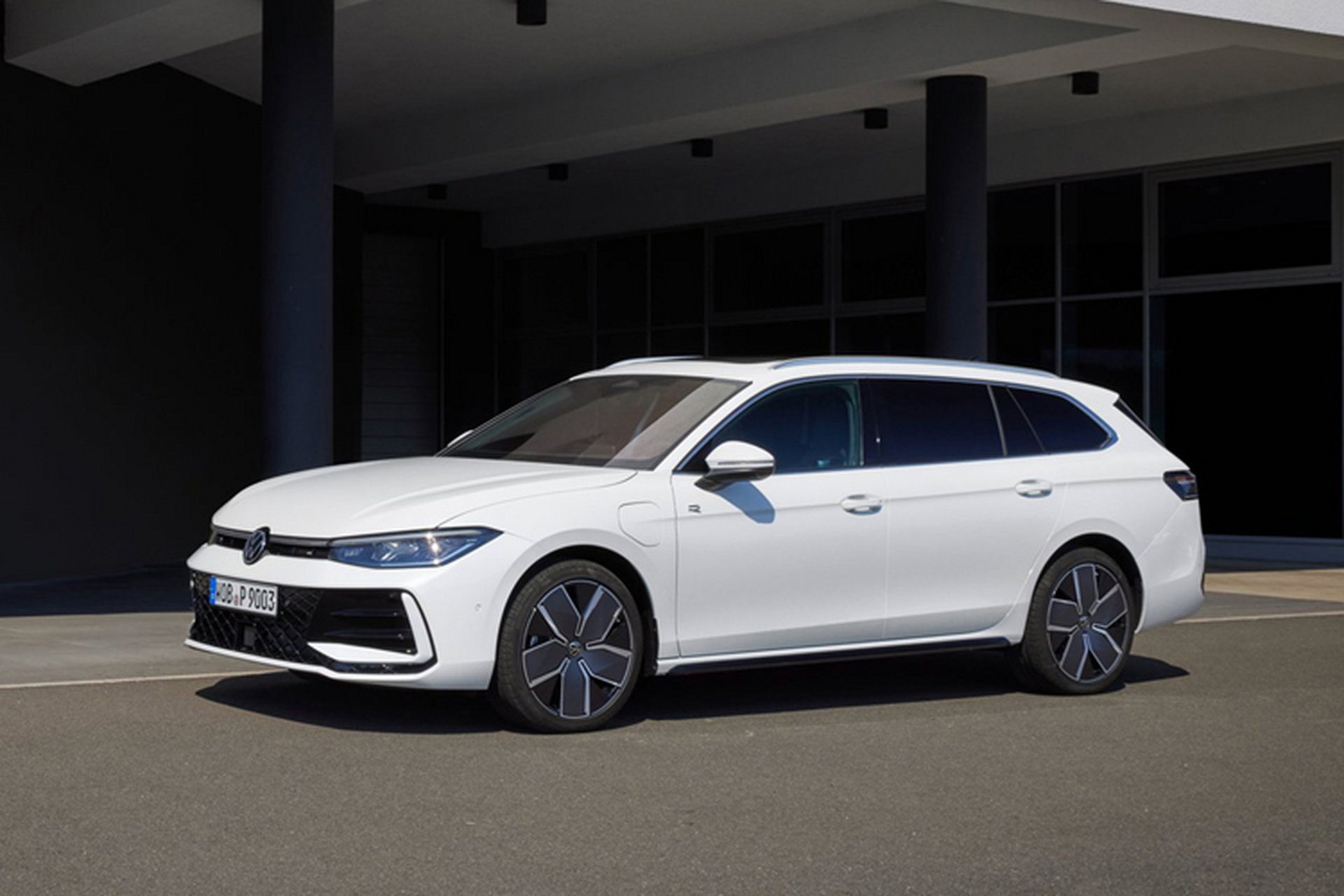 8月31日,大众汽车正式对外发布了passat b9(第九代)车型,该车基于mqb