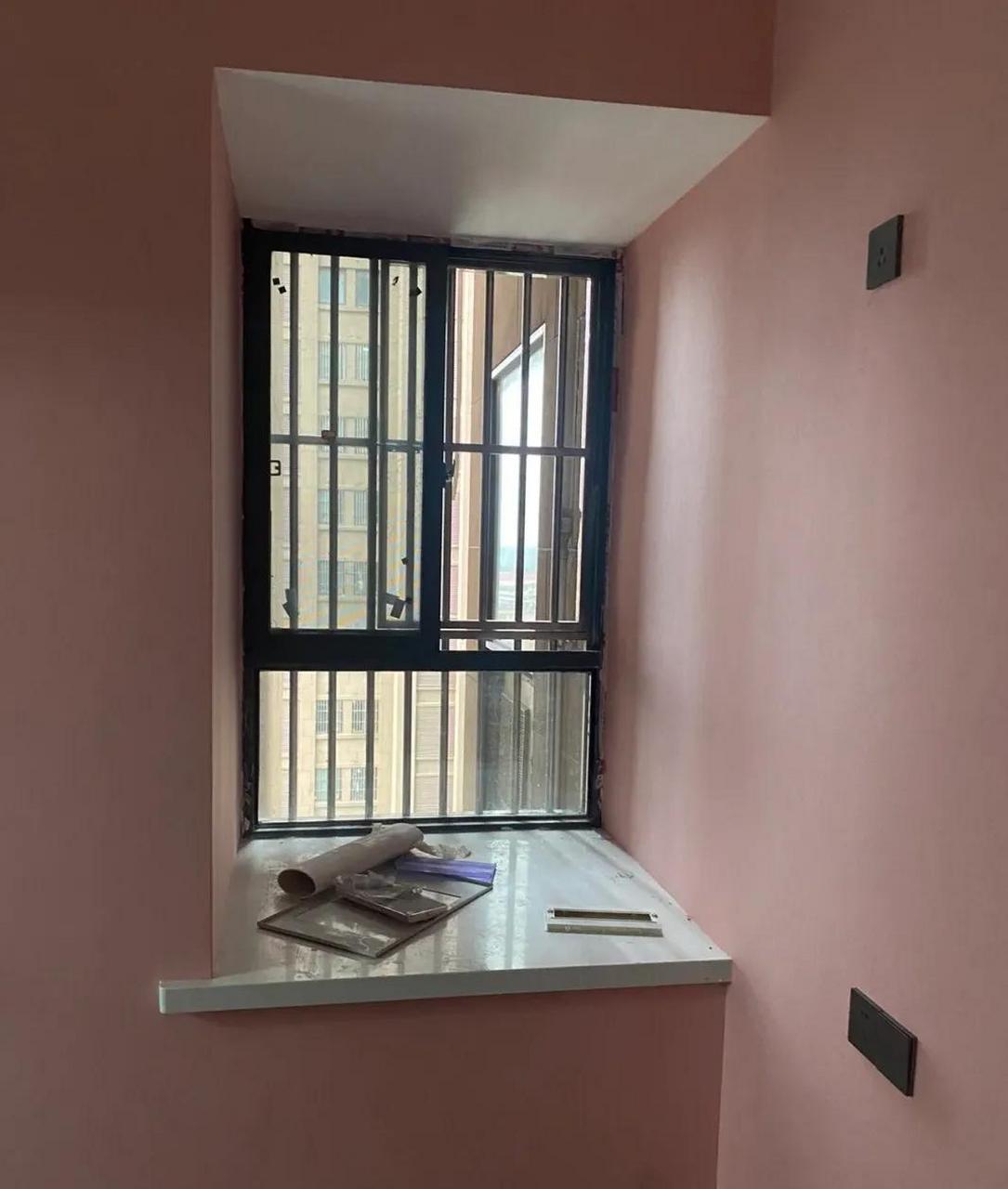 家里最难利用的东西就是飘窗,难中之难就是这种小飘窗 看着地方很大