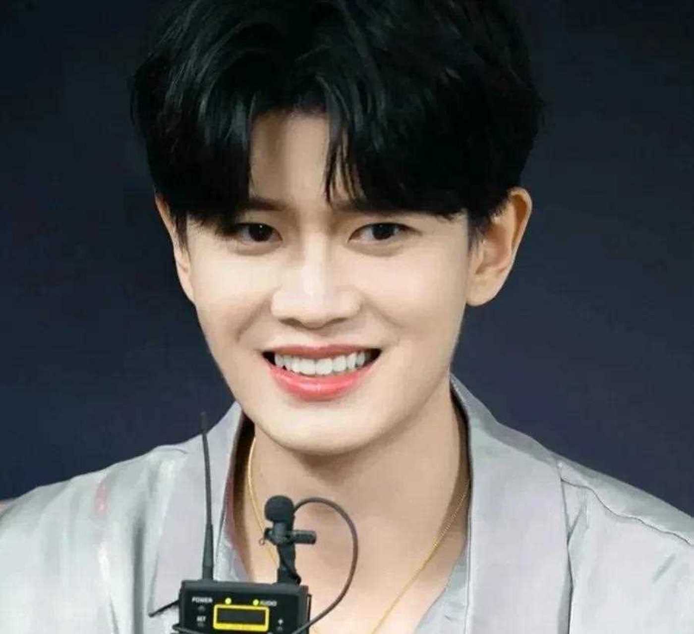 刚才采访任嘉伦,他可笑死我了!