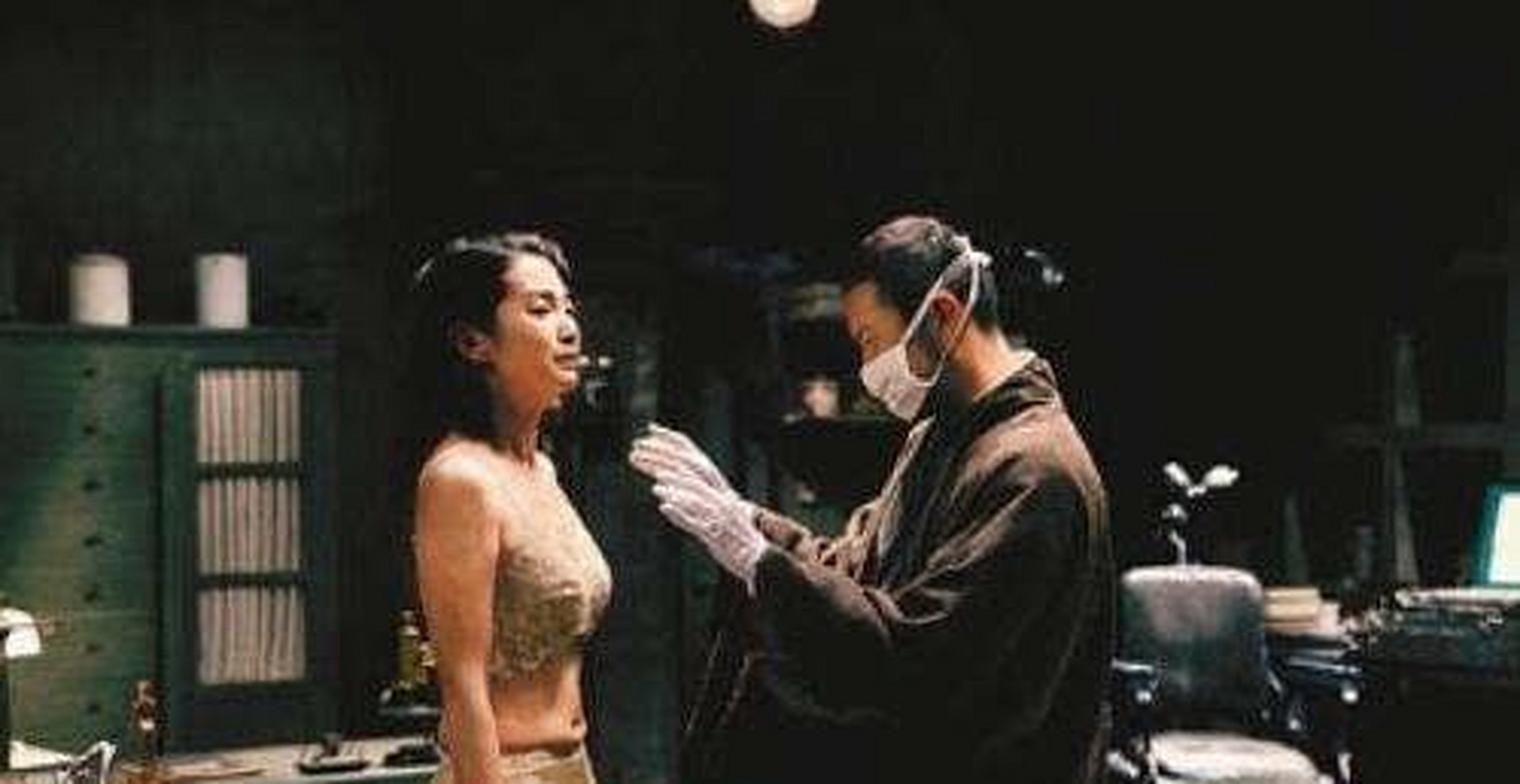 电影《风声》中,有一个场景是黄晓明检查李冰冰的身体