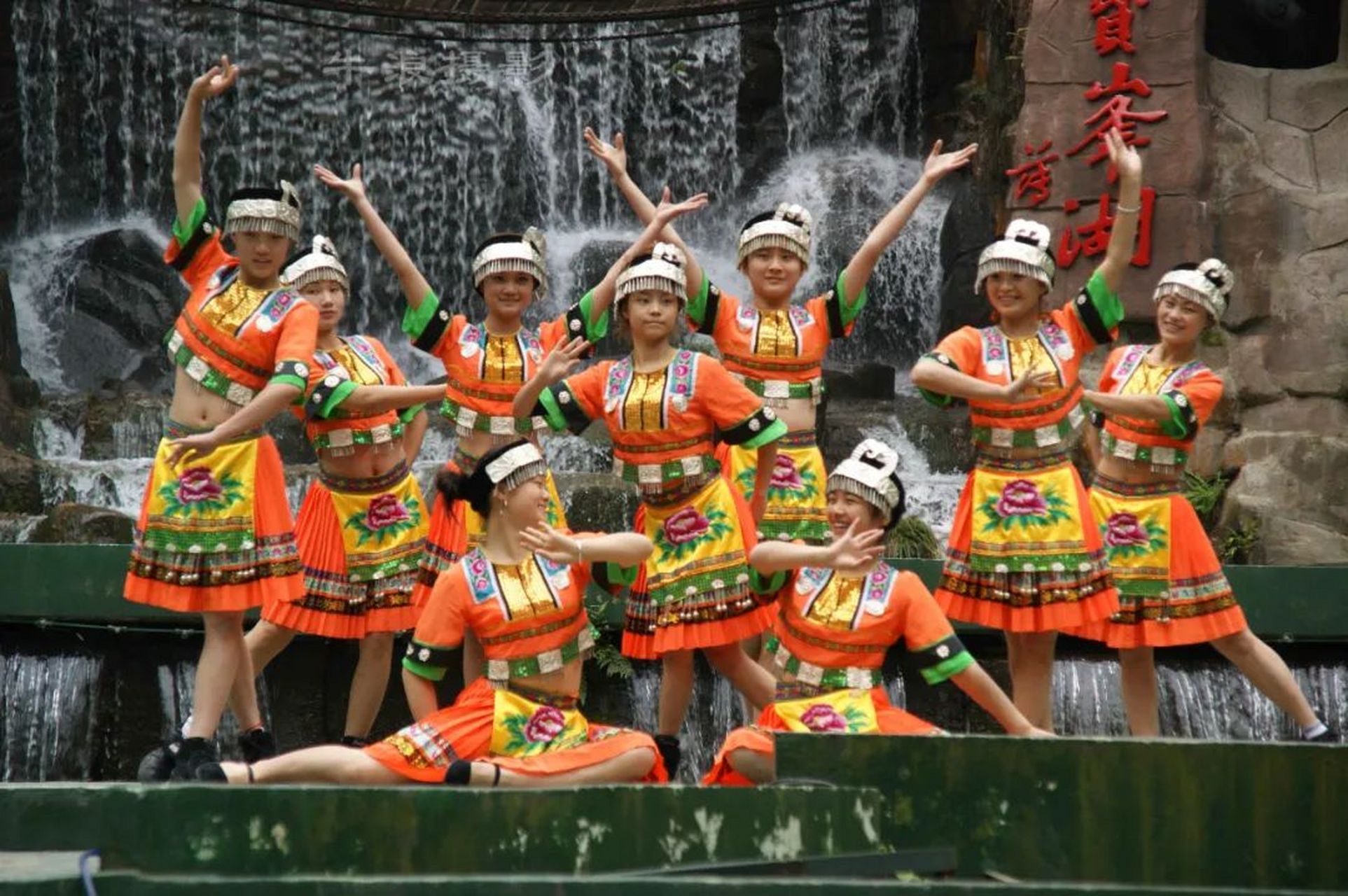 恩施摆手舞,是土家族古老的传统舞蹈,土家语叫"舍巴"或"舍巴巴,它集
