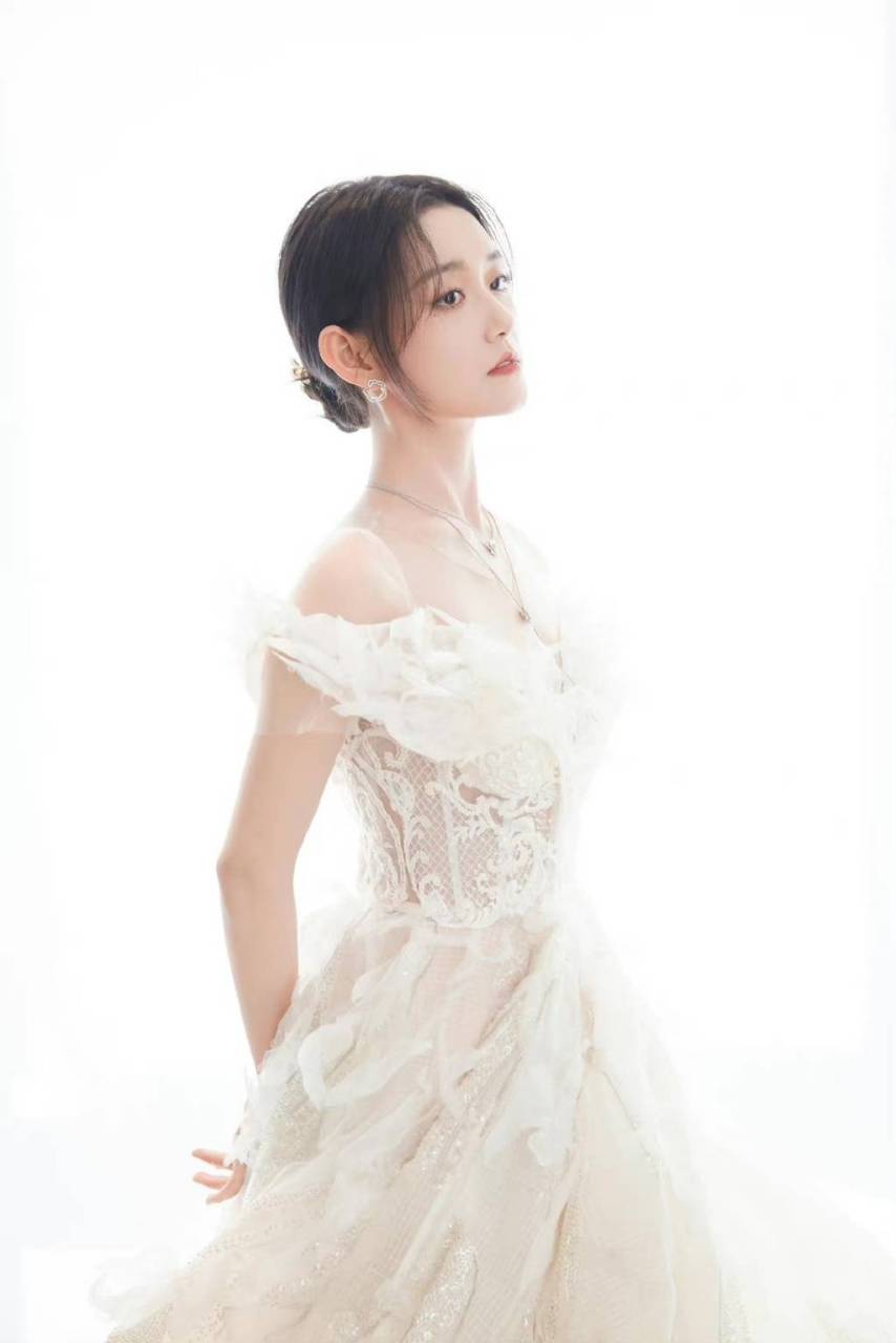 蒋依依穿白色梦幻纱裙天鹅颈诱人 婉约柔美颜值高