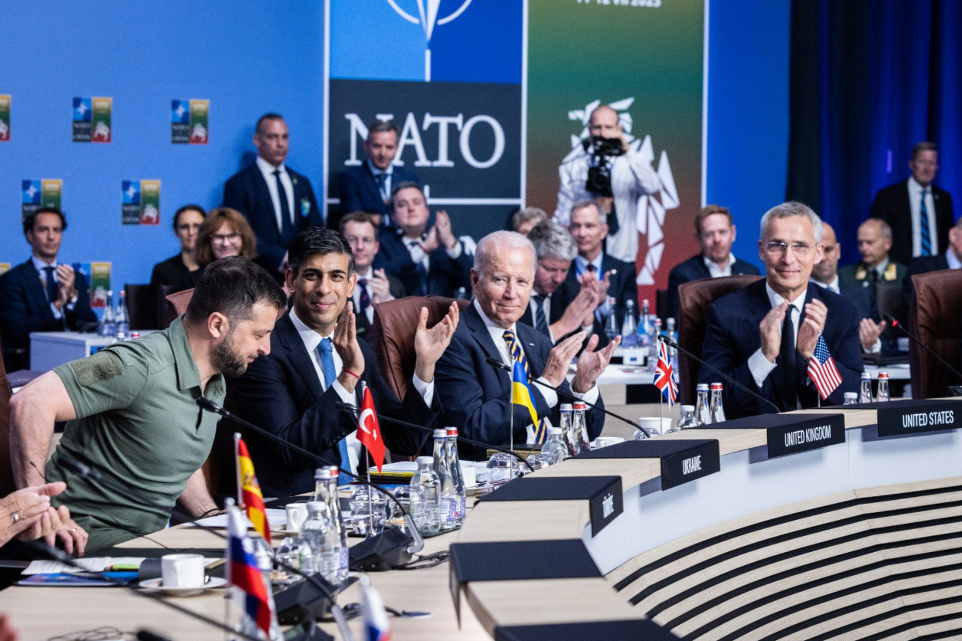 泽连斯基近况照片:参加北约峰会,与拜登会面谈话.