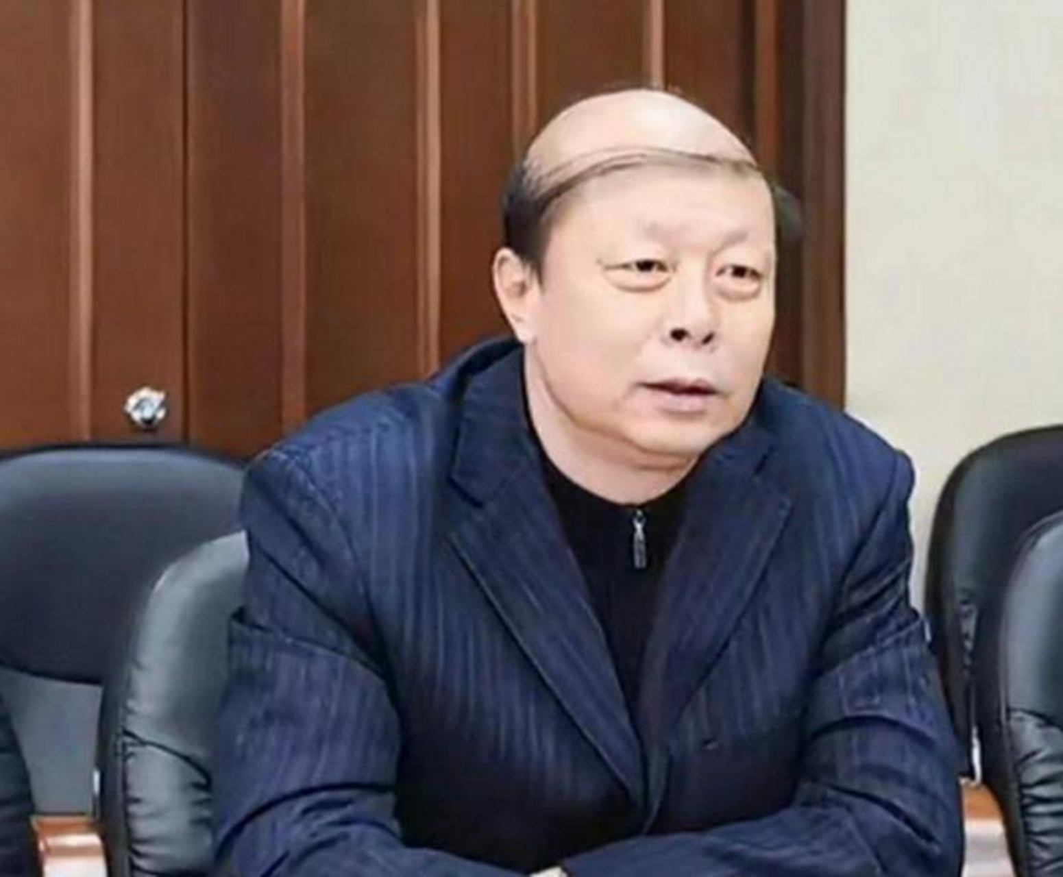 前面那一缕头发是最后的倔强