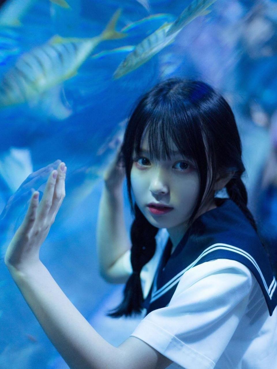 海洋馆里可爱的麻花辫jk少女,甜甜的好可爱