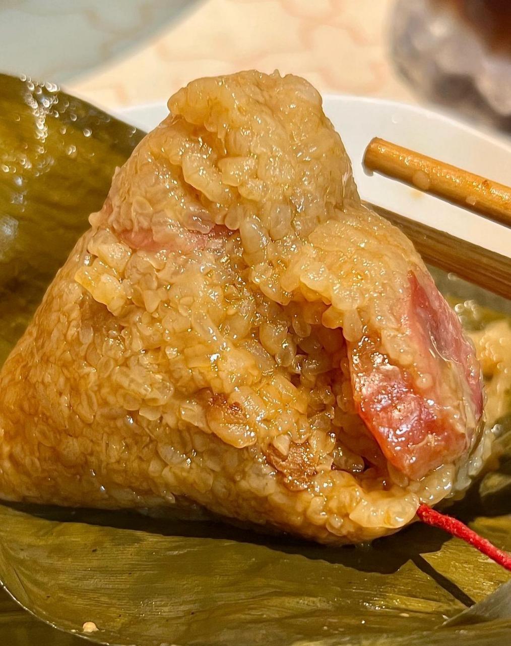 今年自己尝试了包粽子 虽然粽子很难包但是这个味道真的绝了 步骤: 1