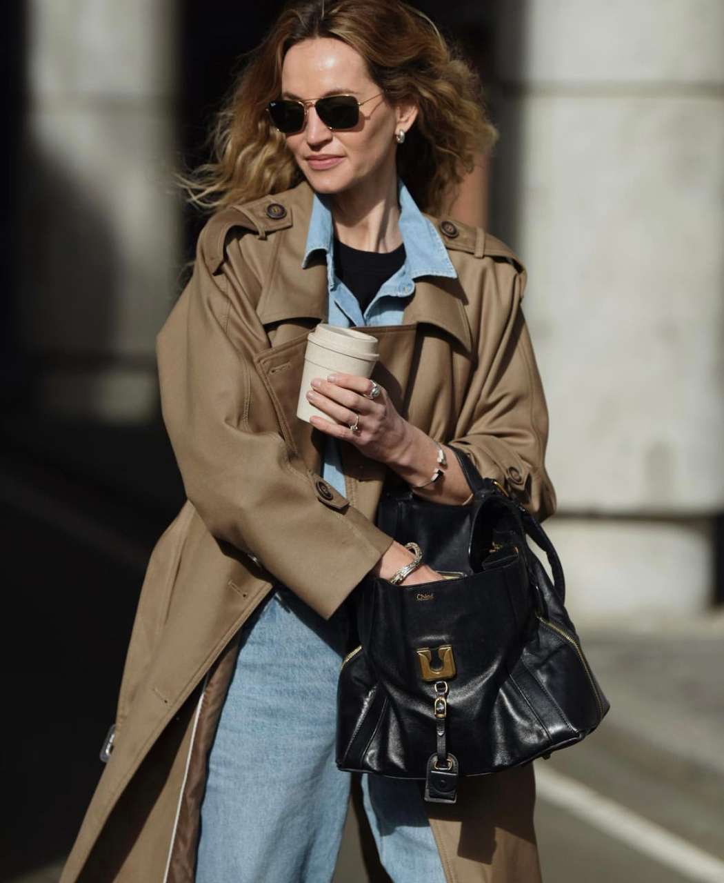 上班穿什么?看博主anouk yve的周一通勤穿搭,风衣里面搭牛仔衬衫好美!