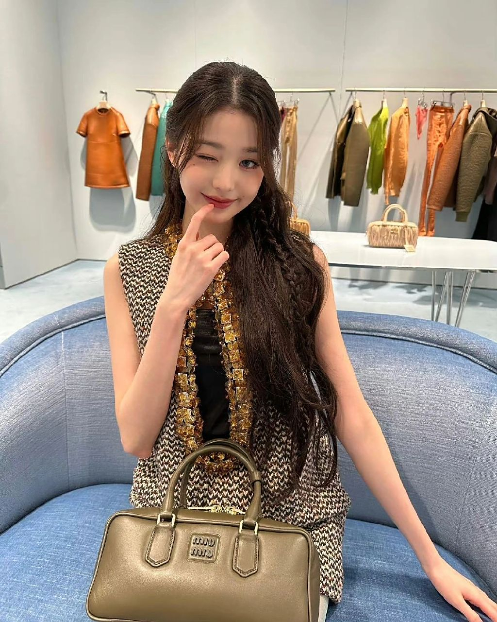 张元英miumiu活动,裙子虽然欣赏不来,但腿是真的长啊.