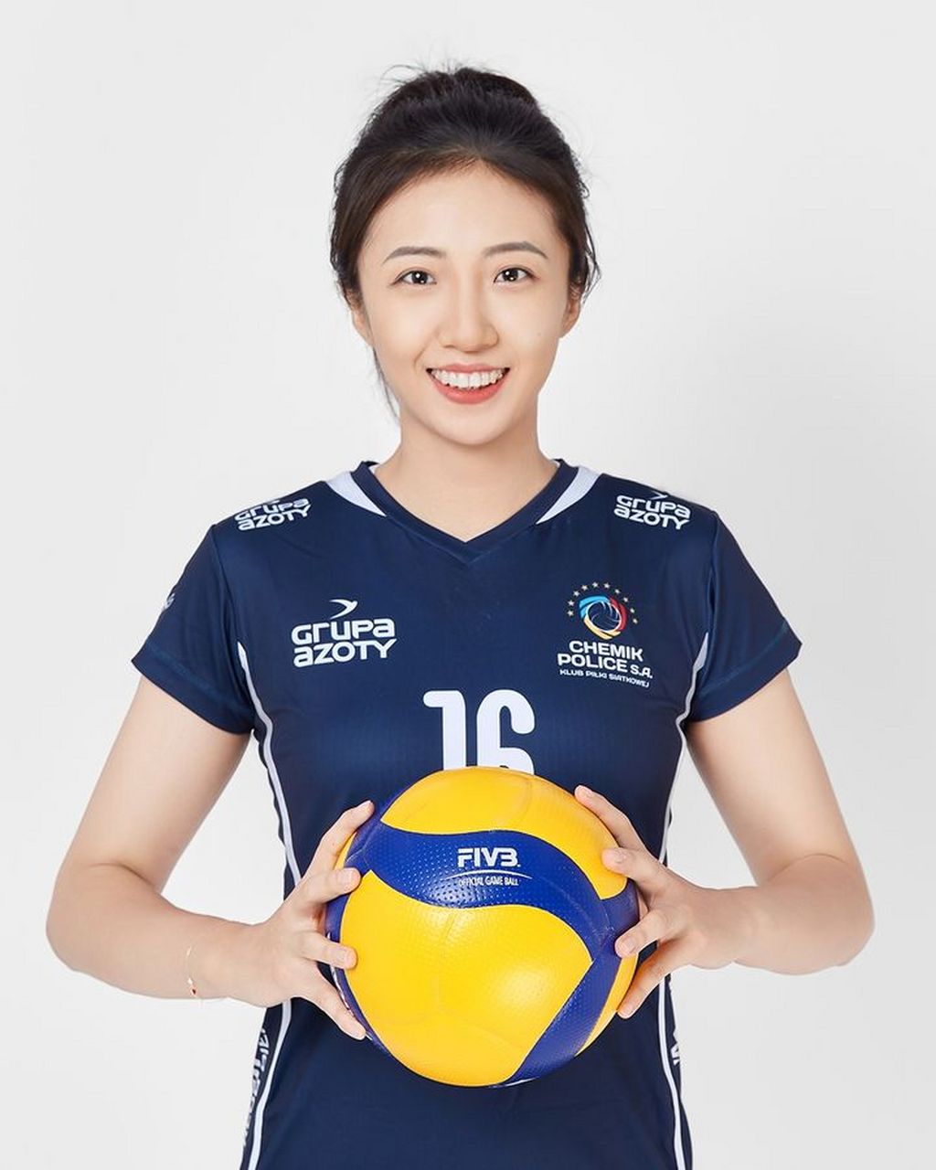 【丁霞出发飞往波兰】  中国女排二传丁霞首次留洋  加盟波超波利采