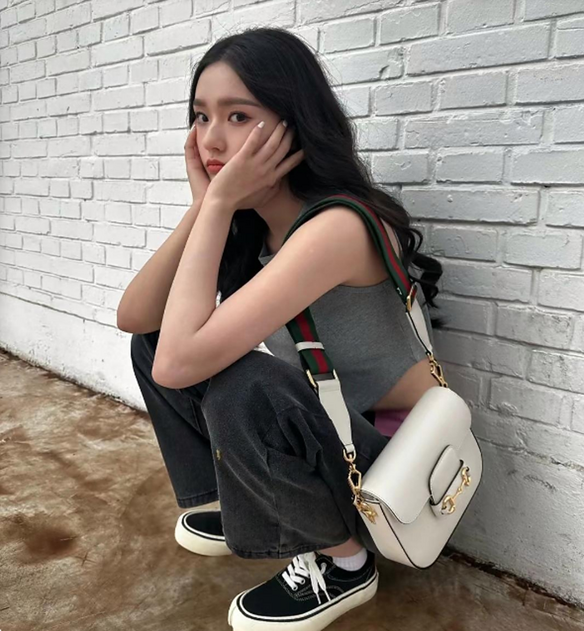 林允生活照也拍出杂志的感觉,五官精致有明星味.