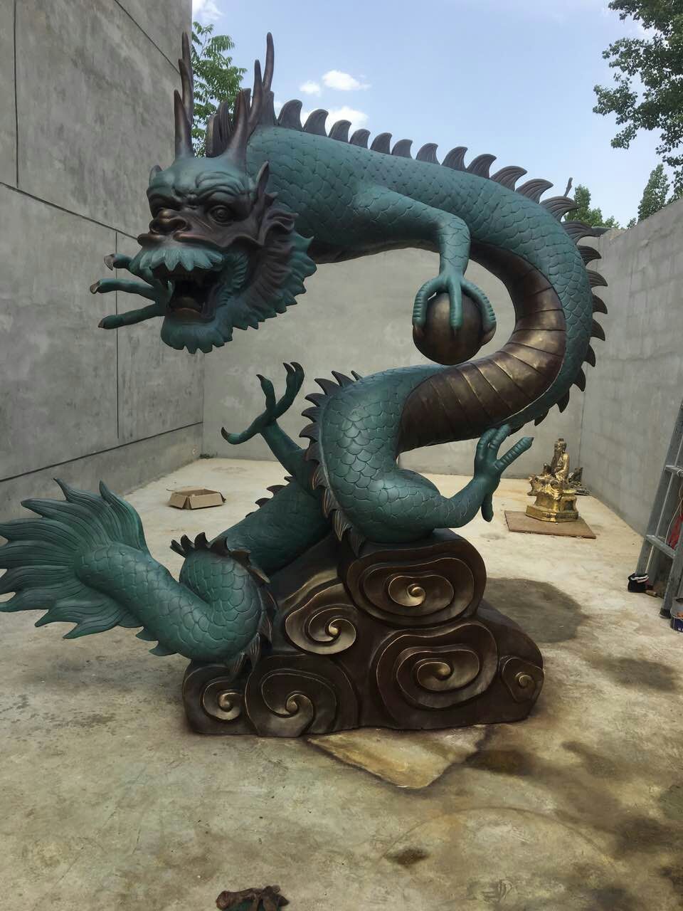 龙,作为我们中国人独特的一种文化的凝聚与积淀,已经