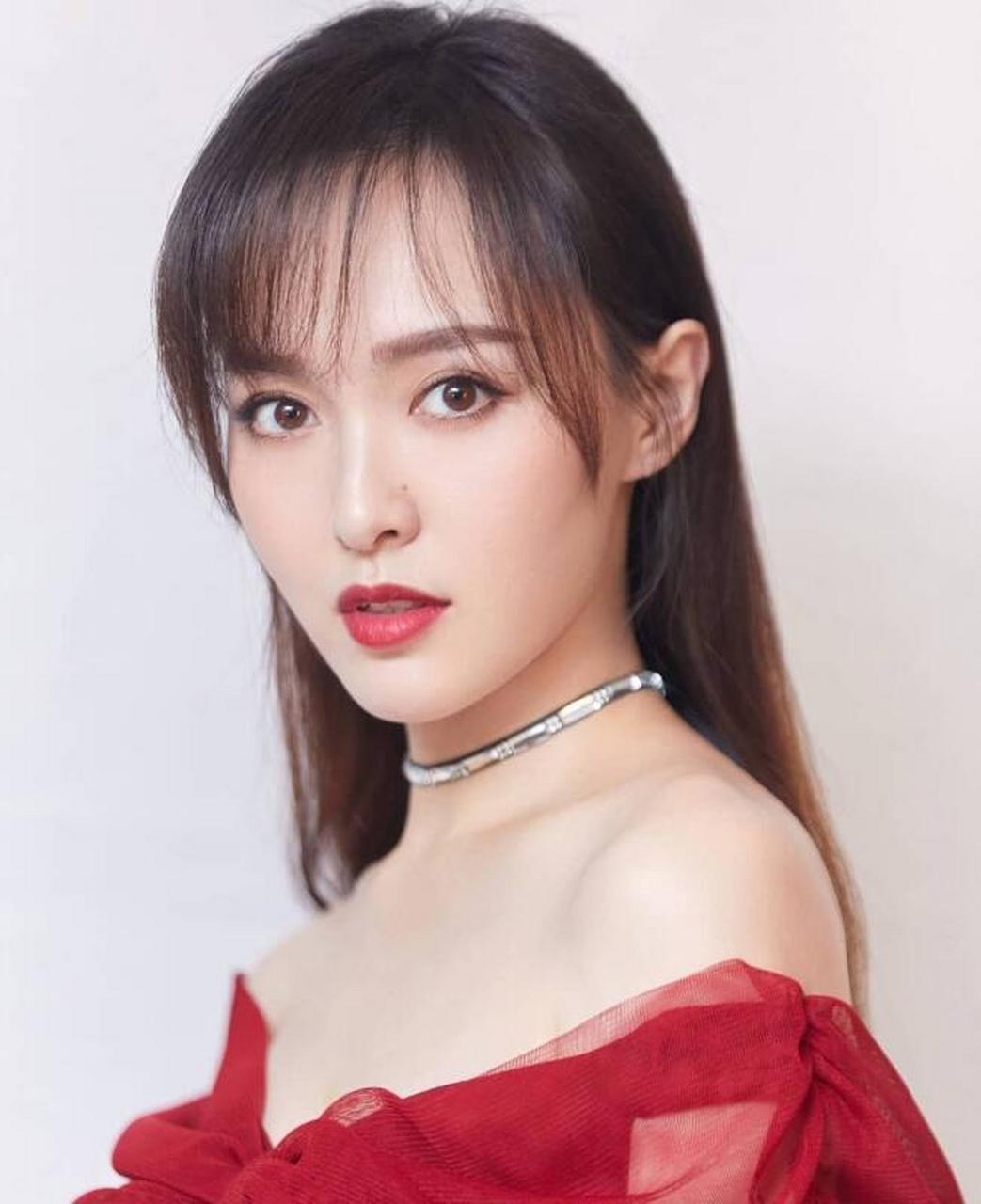 妩媚优雅,时尚靓丽的#唐嫣# 一袭红色深v溜肩包臀裙,搭配黑色长筒靴