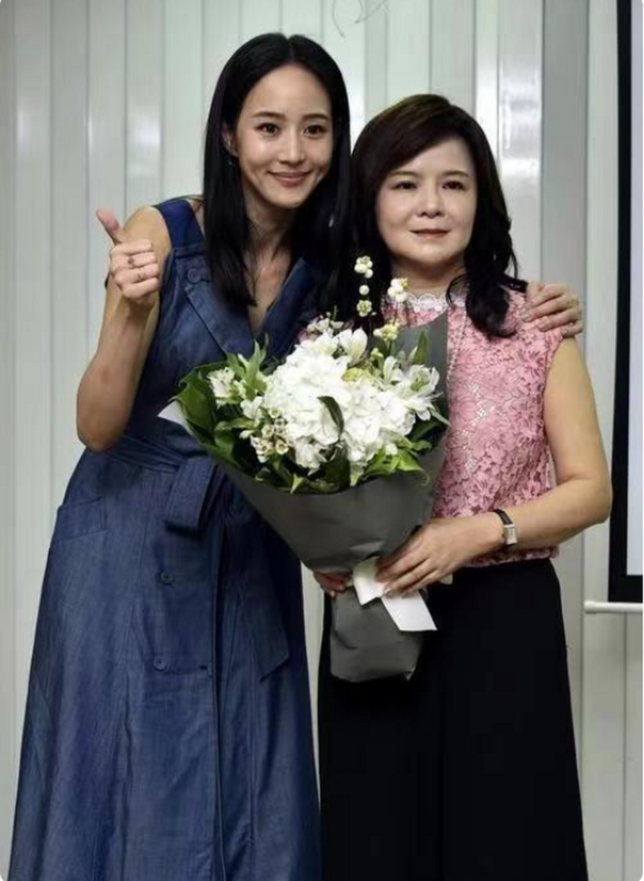 张钧甯和妈妈,气质美女,果然美是骨子里的#张钧甯