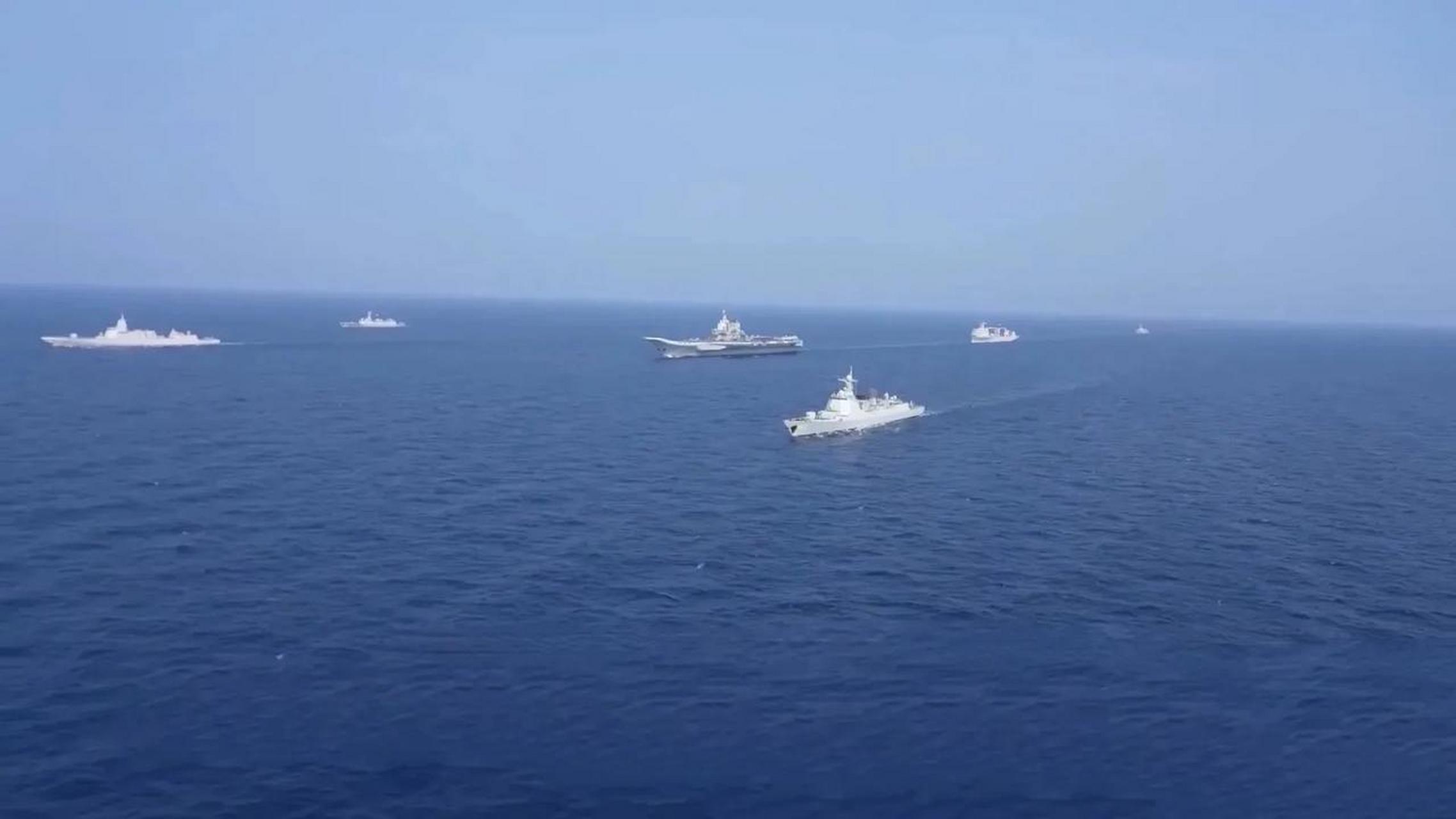 上个月在西太训练的山东号航母编队阵容来了,可以看到除了山东舰和